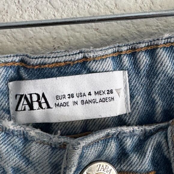 ZARA Light Wash High-Waisted Straight Jeans — Raw Hem, Button Fly (Size 4) - Picture 4 of 6